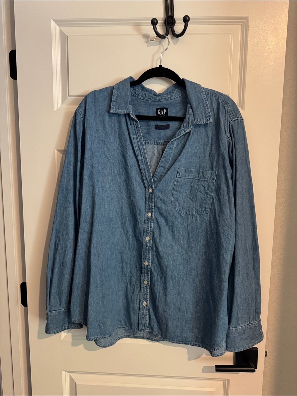 GAP Denim Button-Front Shirt in Light Blue